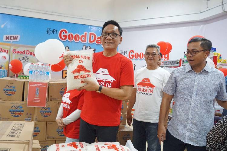 Wakil Wali Kota Yogyakarta, Wawan Harmawan menunjukkan produk yang dijual Foodstation Jogja Setia di kawasan XT Square, Umbulharjo, Kota Yogyakarta. (FOTO: Pemkot Yogyakarta)