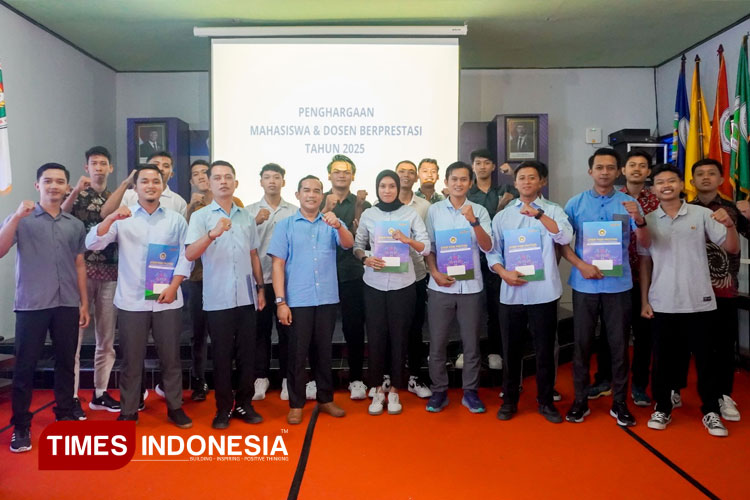 menyerahkan-apresiasi-dan-penghargaan-mahasiswa-berprestasi-2.jpg