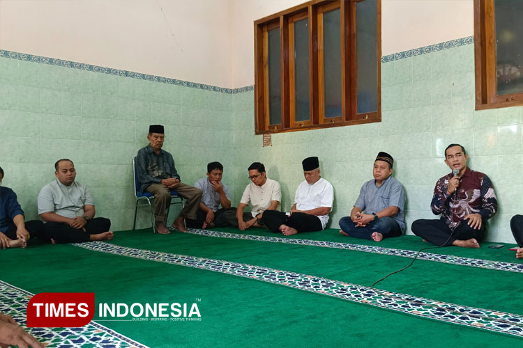 menyerahkan-apresiasi-dan-penghargaan-mahasiswa-berprestasi-3.jpg