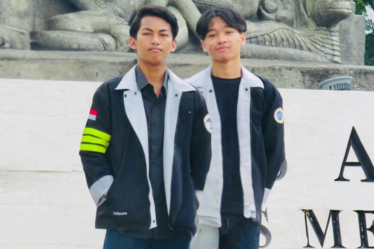 Alvyan Ananta Asis dan Nouval Gathantio Fayyazwari, mahasiswa FTMM UNAIR peraih juara 1 dalam ajang Agroventure Competition 2025. (Foto: Dok.Unair)