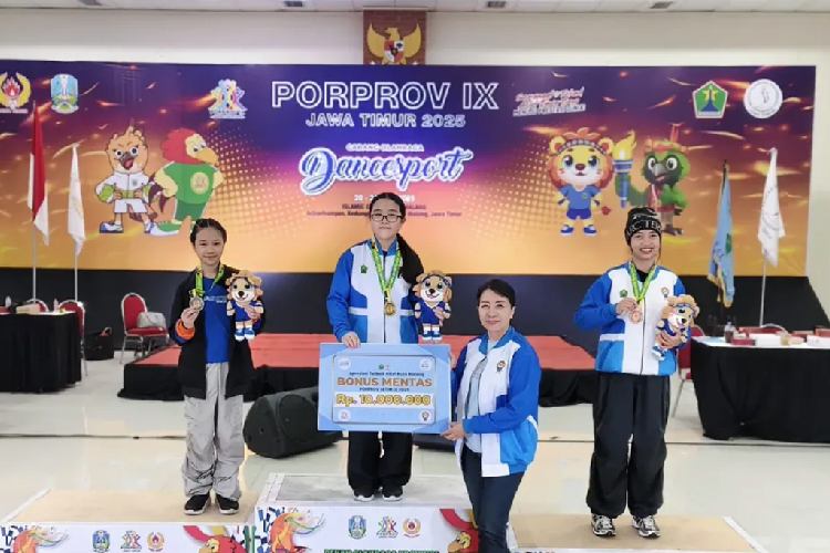 Atlet IODI Kota Malang saat menerima medali emas. (Foto: Dok. IODI Kota Malang/TIMES INDONESIA)
