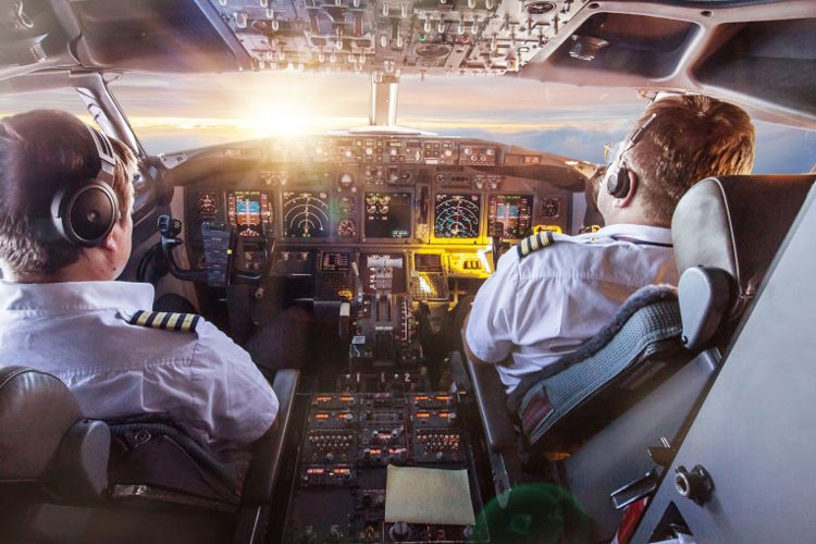 Deretan garis di bahu atau lengan seragam pilot bukan bukan sekadar hiasan atau bagian dari tradisi, tapi memiliki makna otoritas dan jabatan. (FOTO: monmouthjetcenter.com)