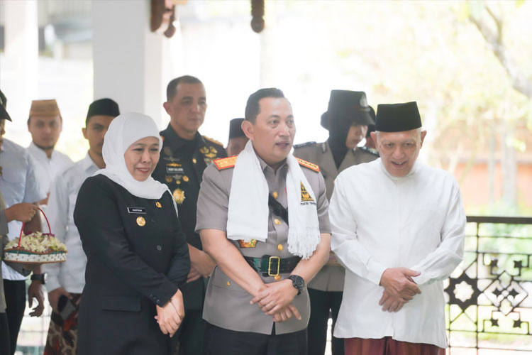 Gubernur Khofifah Dampingi Kapolri Ziarah Makam Gus Dur, Teladan Perkuat Toleransi