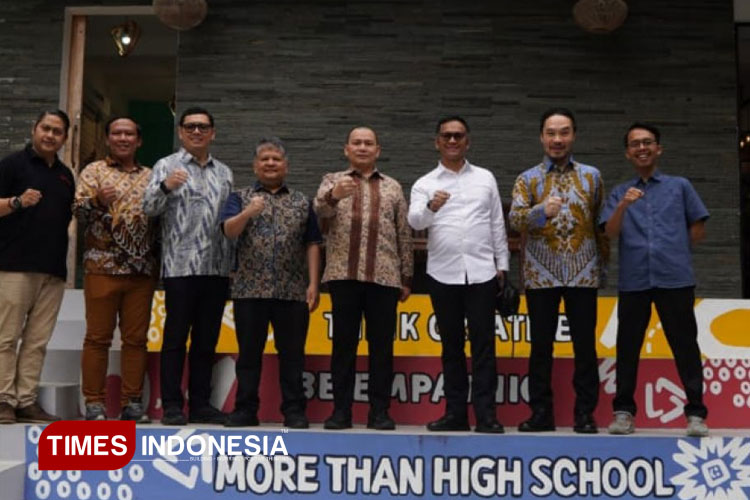 Tinjauan Dewan Nasional KEK ke Hellomotion High School dan Share session di kampus King's College London Singhasari (foto:Arsip PT IGT)
