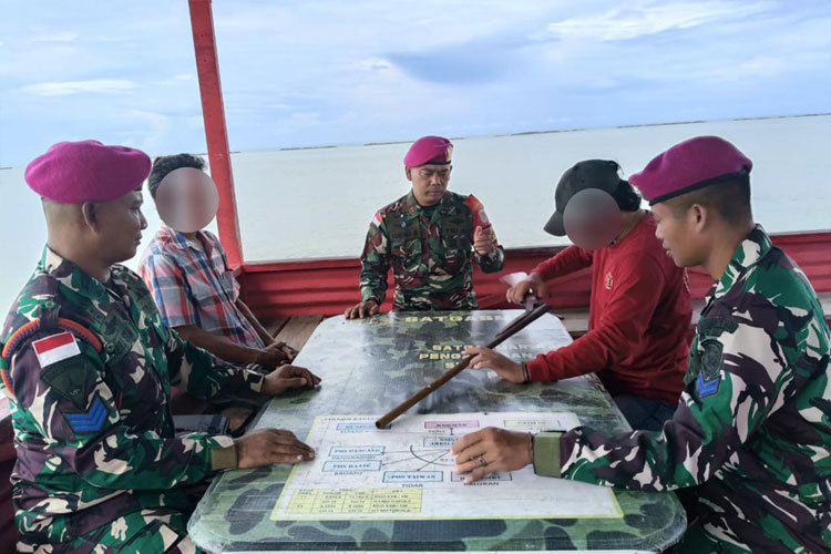 Satgasmar Pam Ambalat XXX Terima Senjata Api Rakitan dari Warga Perbatasan
