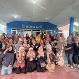 Prodi Agribisnis UTM Latih Ibu-Ibu Kamal membuat Bumbu Pecel dan Gado-Gado dari Kacang Lokal
