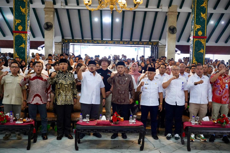 SK Badan Hukum 390 Koperasi Desa dan Kelurahan Merah Putih Diserahkan Wamenkop RI