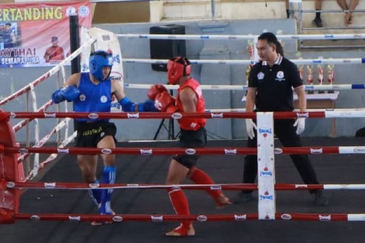 Penampilan atlet muaythai saat berlaga di atas ring dalam pertandingan Porprov Jatim IX, Rabu (25/6/2025).(Dok.MCI News)