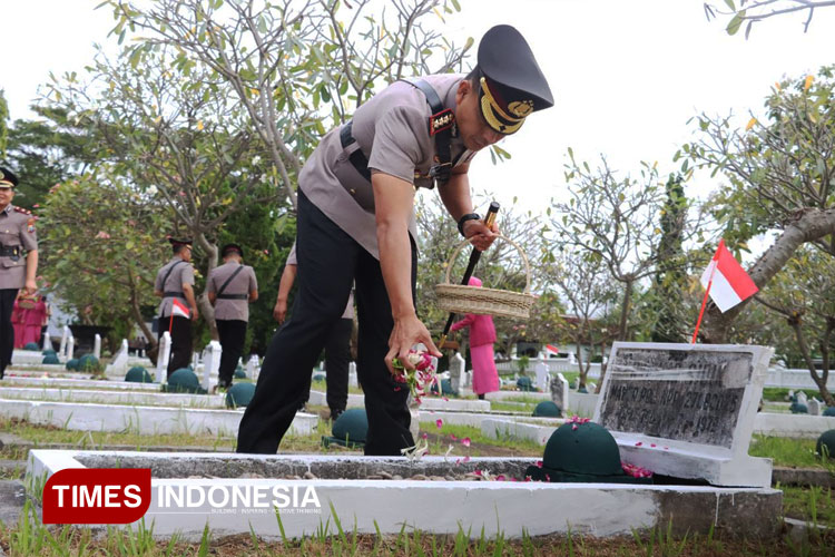 menabur-buang-di-TMP-Wisma-Raga-Satria.jpg