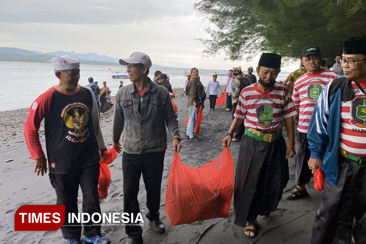 Gotong Royong Kebangsaan, Bakesbangpol Banyuwangi Gelorakan Persatuan Lewat Aksi Bersih Pantai Grand Watu Dodol