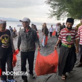 Gotong Royong Kebangsaan, Bakesbangpol Banyuwangi Gelorakan Persatuan Lewat Aksi Bersih Pantai Grand Watu Dodol
