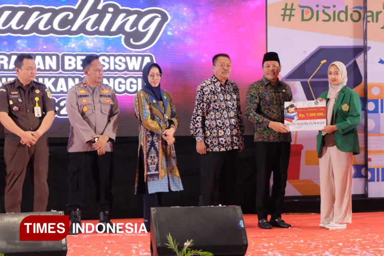 Pemkab Sidoarjo Serahkan Beasiswa kepada 2.007 Mahasiswa, Termasuk Penerima Luar Negeri