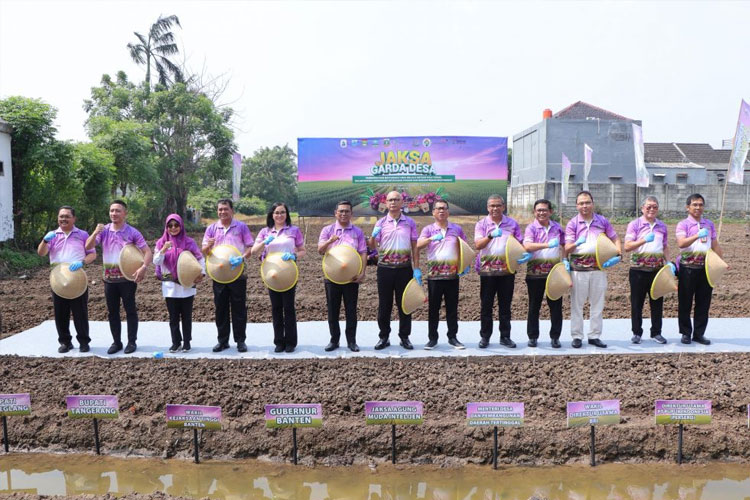 JAM-Intel Reda Manthovani pada peluncuran dua program strategis yakni Program Jaksa Garda Desa dan Program Jaksa Mandiri Pangan di Sepatan, Kabupaten Tangerang. (FOTO: ist)