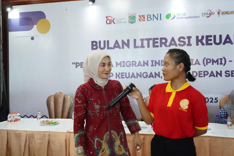 OJK Malang Beri Edukasi Keuangan Ratusan PMI di Kabupaten Malang
