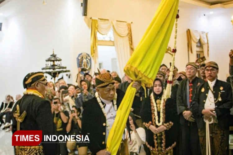 Bupati Sugiri Sancoko saat menyerahkan salah satu Pusaka kepada para Bergodo untuk dikirab. (FOTO: Marhaban/TIMES Indonesia)