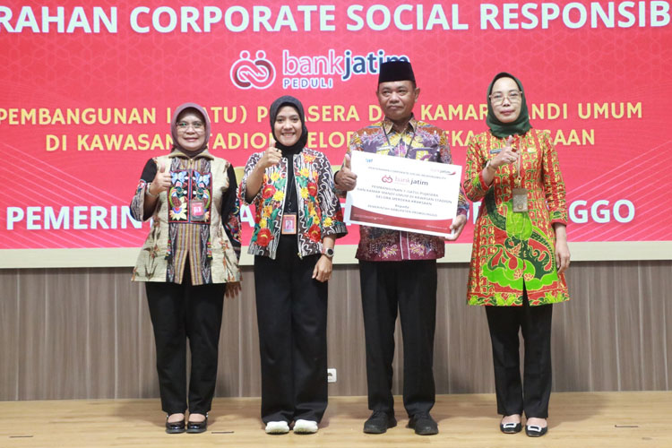 Peduli UMKM hingga Pendidikan, Bank Jatim Gencar Serahkan CSR