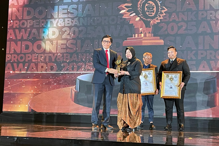 Sekretaris Jenderal MPR RI, Siti Fauziah, saat menerima penghargaan Wanita Inspiratif di Lembaga Negara pada acaravProperti & Bank Award 2025 yang diselenggarakan di Hotel Mulia, Jakarta, Rabu malam (25/6/2025).