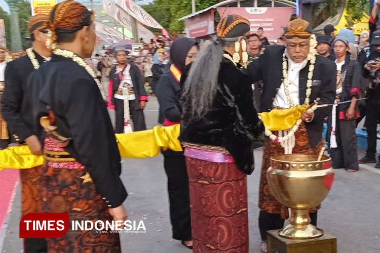 Lima pusaka Ponorogo dijamas menjelang 1 Suro atau Tahun Baru Islam 1447 Hijriah. (Foto: Marhaban/TIMES Indonesia)
