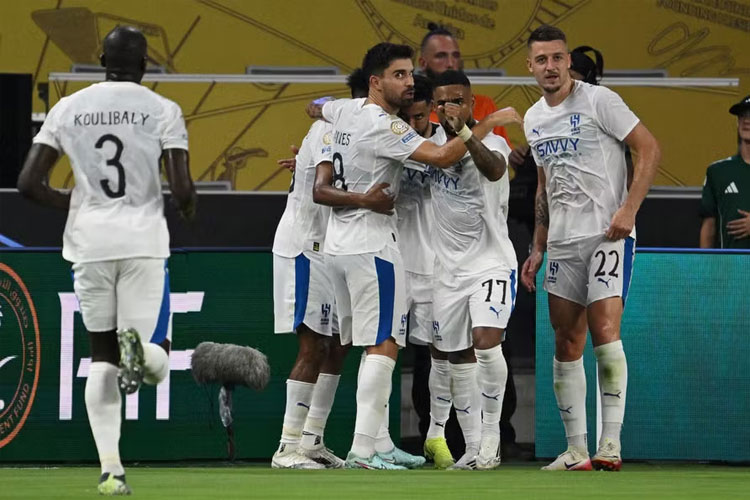 Pemain Al-Hilal merayakan gol kedua ke gawang Pachuca. Al-Hilal menjadi satu-satunya wakil Asia yang lolos ke babak 16 besar Piala Dunia 2025. (foto: FEDERICO PARRA/AFP
