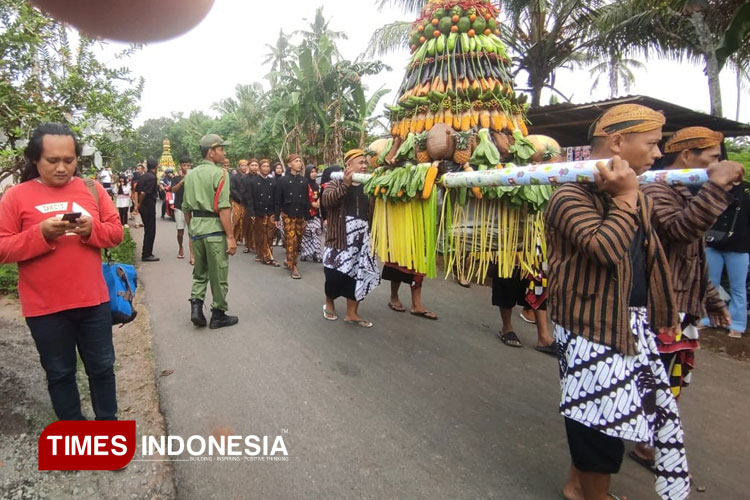 Ruwat Bumi Desa Masaran Banjarnegara, 16 Gunungan Hasil Bumi Diarak