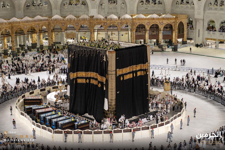 Prosesi penggantian Kiswah Ka'bah di Masjidil Haram. Kain baru seberat 1.415 kg ini terbuat dari 1.000 kg sutra murni, dihiasi kaligrafi ayat suci bersulam emas dan perak. (facebook.com/amjad.hussain.450221)