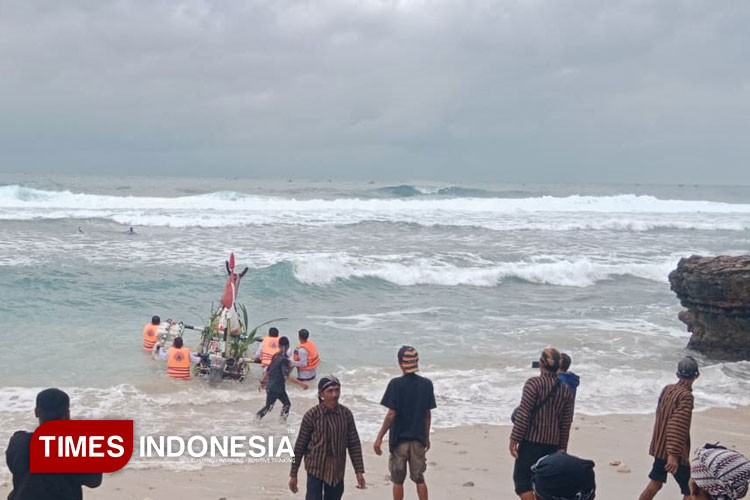 Larung-Sesaji-warga-Desa-Jetak-Pacitan-a.jpg