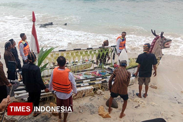 Warga Jetak Pacitan Hidupkan Tradisi Satu Suro dengan Larung Sesaji di Pantai Pidakan