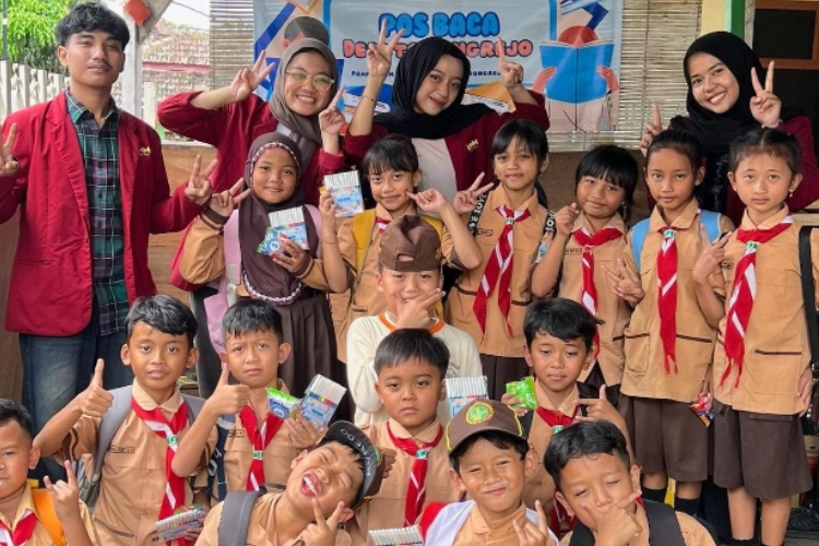 Mahasiswa UMM Bangun Pos Baca di Torongrejo, Tingkatkan Literasi dan SDM Masyarakat