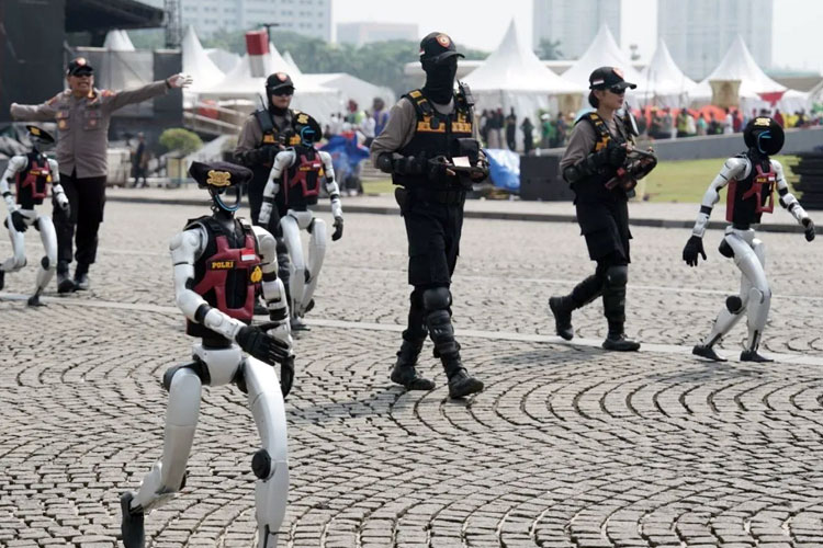 Robot Humanoid Polri Curi Perhatian Jelang Puncak Hari Bhayangkara ke-79 di Monas