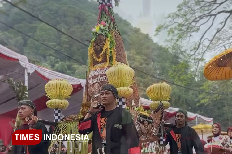 Tumpeng raksasa diarak keliling telaga Ngebel sebelum dilarung. (Foto: Marhaban/TIMES Indonesia)
