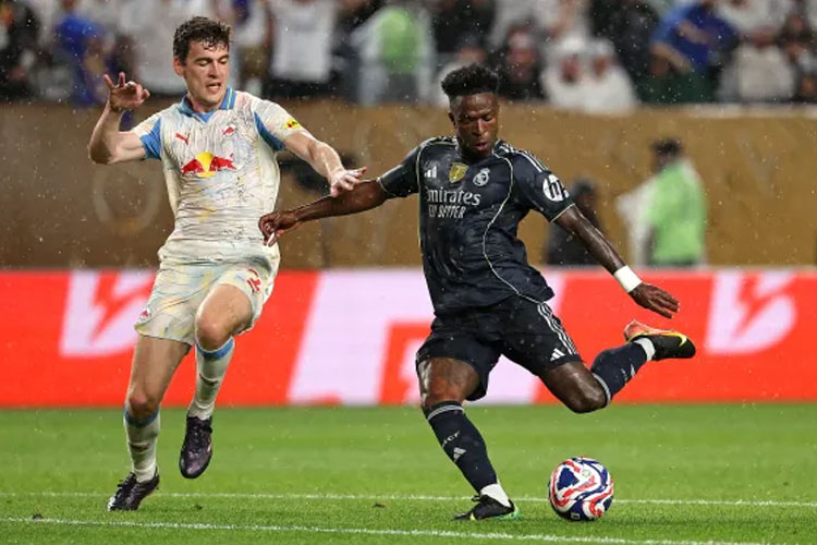 Vinicius Jr menyumbang 1 gol dan 1 assist saat Real Madrid menang 3-0 atas RB Salzburg. (Foto: Frank Fife/AFP)