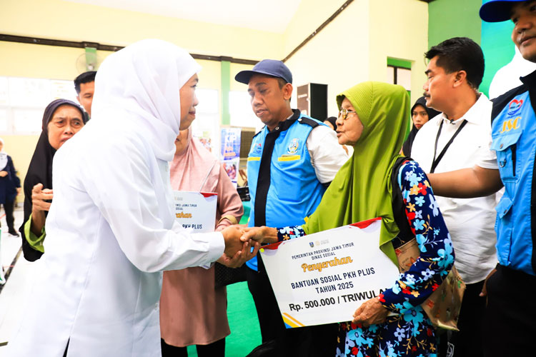 Gubernur Jatim Khofifah Salurkan Bantuan dan Zakat Produktif Rp5,69 Miliar di Jombang