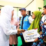 Gubernur Jatim Khofifah Salurkan Bantuan dan Zakat Produktif Rp5,69 Miliar di Jombang