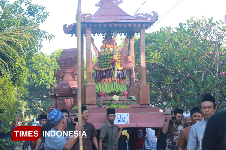 Dari Gunungan hingga Pusaka: Warga Krejengan Probolinggo Rayakan Kadisah