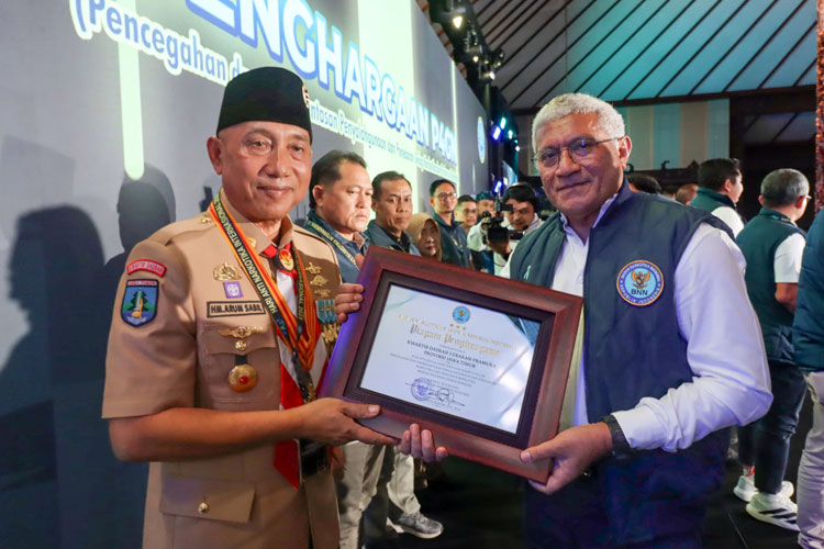 Serukan Pramuka Jauhi Narkoba, Ketua Kwarda Jatim Terima Penghargaan dari BNN