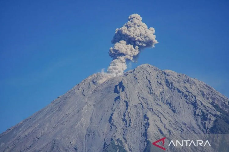 Ilustrasi - Asap vulkanis keluar dari kawah Gunung Semeru terlihat dari Desa Supiturang, Lumajang, Jawa Timur. ANTARA FOTO