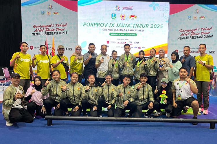 Atlet dari Pacitan bersama tim saat foto bersama usai medali diajang Porprov IX Jatim (Foto: Disbudparpora For TIMES Indonesia)
