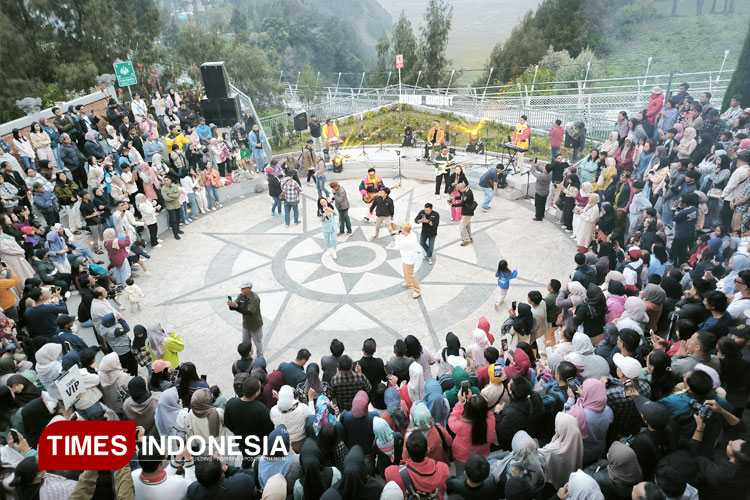 Bromo-Sunset-Music-and-Culture-2.jpg