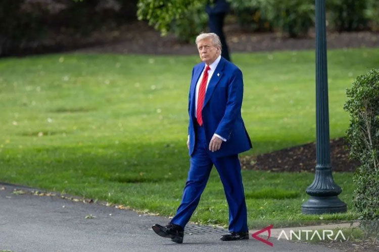 Presiden AS Donald Trump berjalan menuju South Lawn untuk menaiki Marine One di Gedung Putih di Washington, D.C., Amerika Serikat (20/6/2025). (ANTARA)