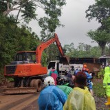 Jalur Malang–Lumajang Tertutup Longsor Beberapa Jam, Polisi Masih Berjaga Antisipasi