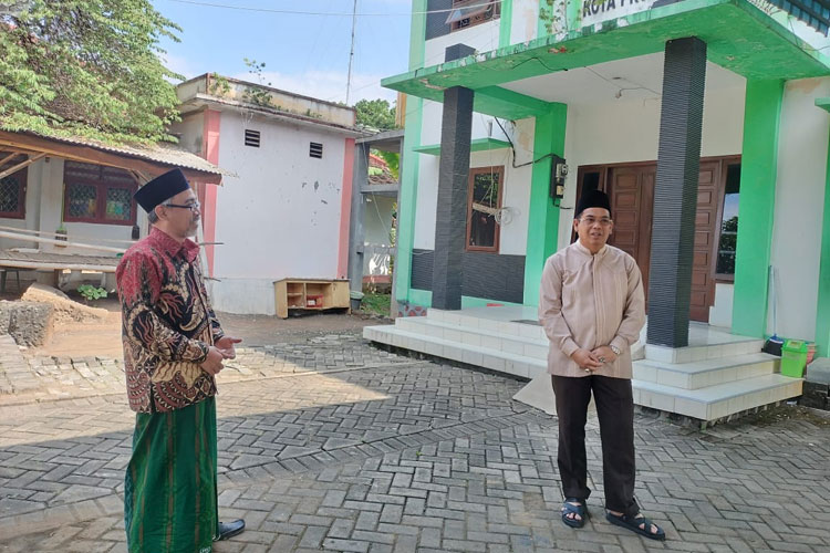 Wali Kota Probolinggo melihat langsung kondisi Gedung Banget Telecenter, bersama FKUB, MUI dan BAZNAS. (Foto: Hudri For TIMES Indonesia)
