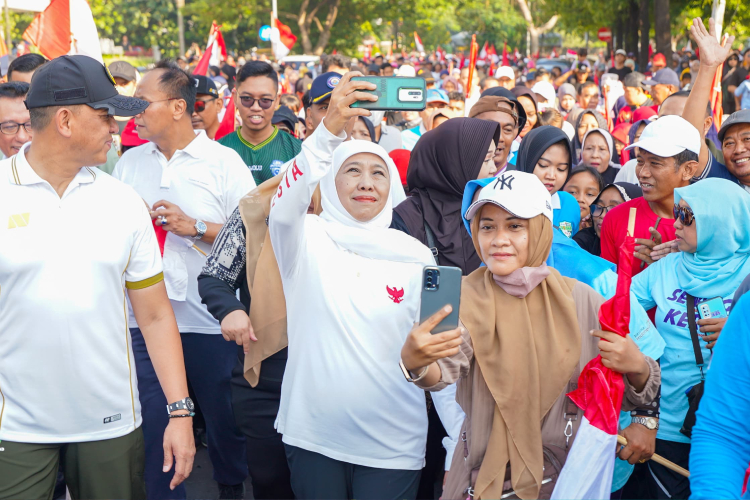 Gubernur Khofifah Ajak Puluhan Ribu Masyarakat Jalan Sehat Sambut Tahun Baru Islam