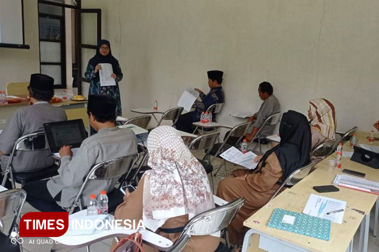 Haifa Zahra alumni FKIP Unisma Malang melalui Program PPG Daljab Matematika tahun 2023 saat ini sukses menjadi ASN Guru Matematika di MAN 1 Kota Cirebon. (FOTO: AJP TIMES Indonesia)