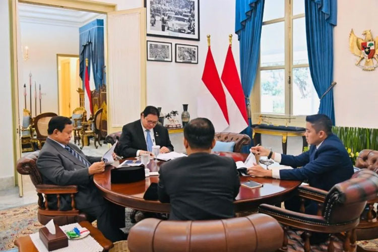 Presiden RI Prabowo Subianto (kiri) menggelar rapat terbatas bersama sejumlah menteri Kabinet Merah Putih di Istana Merdeka, Jakarta, Jumat (27/6/2025). (Foto: Biro Pers Sekretariat Presiden)