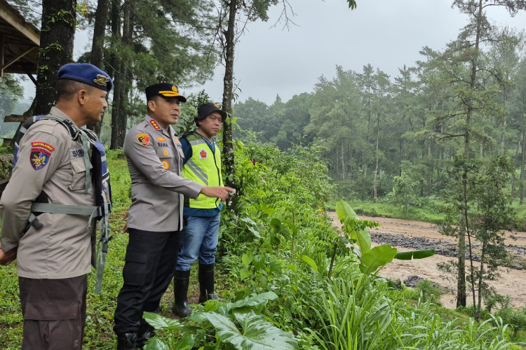 Kapolresta Banyuwangi Turun Tangan Pimpin Pencarian Remaja Hanyut di Sungai Badeng