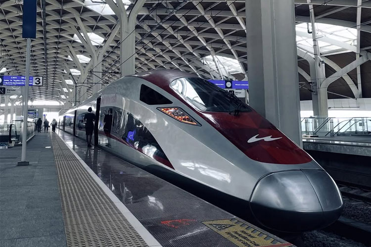 Kereta Cepat Whoosh atau Kereta Cepat Jakarta Bandung. (FOTO: Instagram @rizanurindra)