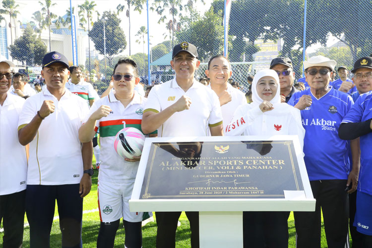 Perkuat Fungsi Masjid. Gubernur Khofifah Resmikan Mini Soccer Al Akbar Sport Center
