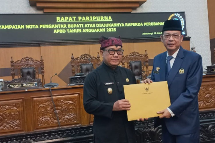 Wakil Bupati Banyuwangi, Ir. H. Mujiono, MSi, menyerahkan Nota Pengantar Bupati Atas Diajukannya Raperda Perubahan APBD Tahun Anggaran 2025 kepada Wakil Ketua DPRD Banyuwangi, Michael Edy Hariyanto, SH, MH. (Foto: Istimewa).