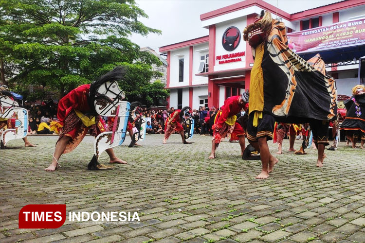 Pagelaran kesenian Kuda Kepang Manunggal Karso Budoyo asal Karangtengah, Banjarnegara asuhan Langgeng Cahyo. (FOTO: Muchlas Hamidi/TIMES Indonesia)