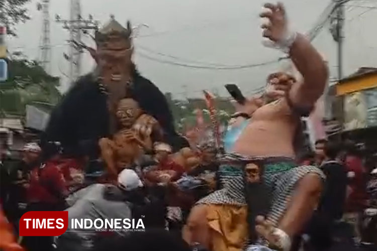 Pawai ogoh-ogoh Sangkala yang diarak masyarakat saat perayaan 1 Suro di Desa Wonosari Kabupaten Malang, Jum'at (27/6/2025). (Foto: Amin/TIMES Indonesia)